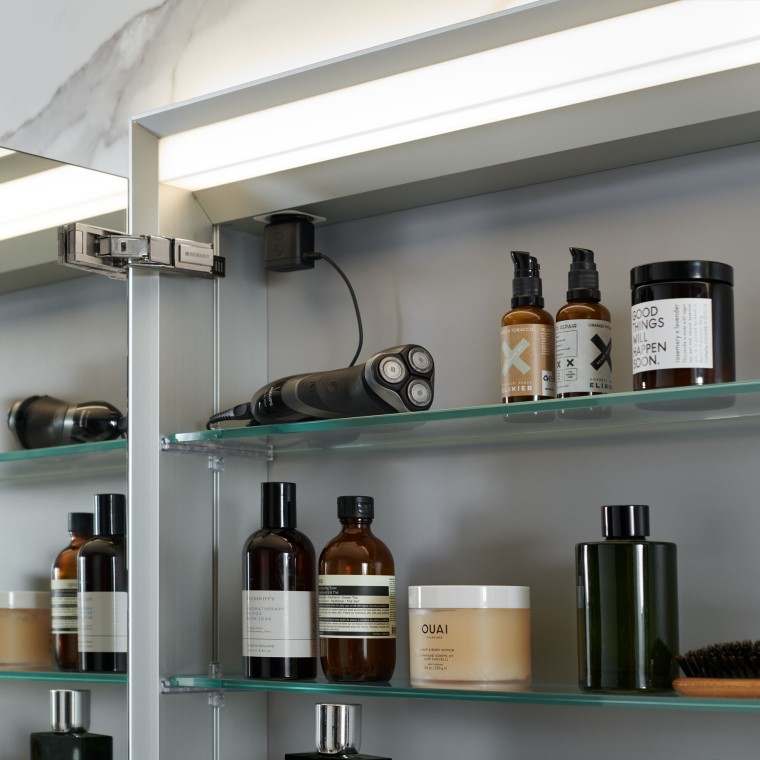 Geberit ONE tárolóhely a tükrös szekrényben Geberit ONE tárolóhely a tükrös szekrényben