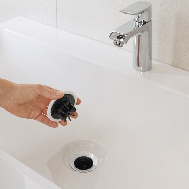 A függőleges lefolyó fésűs hajfogóval ellátott takarófedele A függőleges lefolyó fésűs hajfogóval ellátott takarófedele