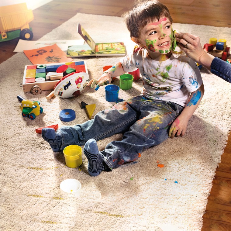 Festékkel összekent gyermek