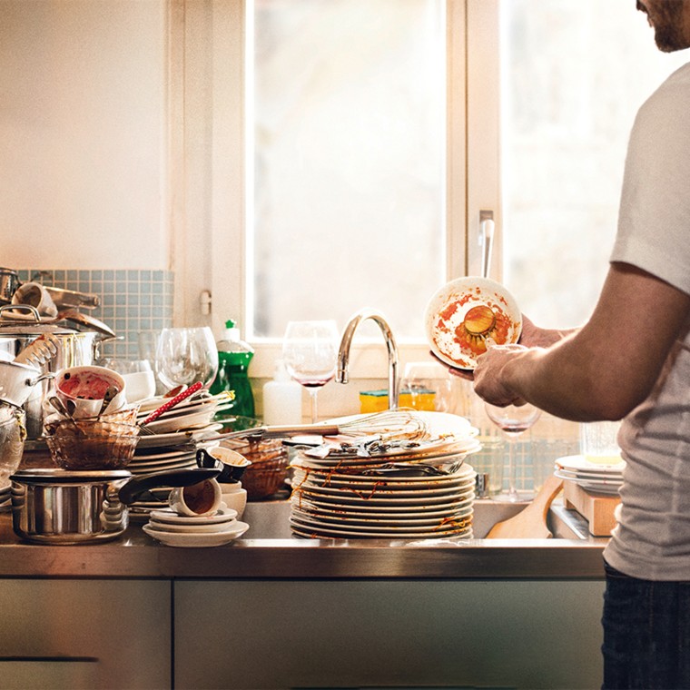 Felhalmozódott piszkos edények a konyhában