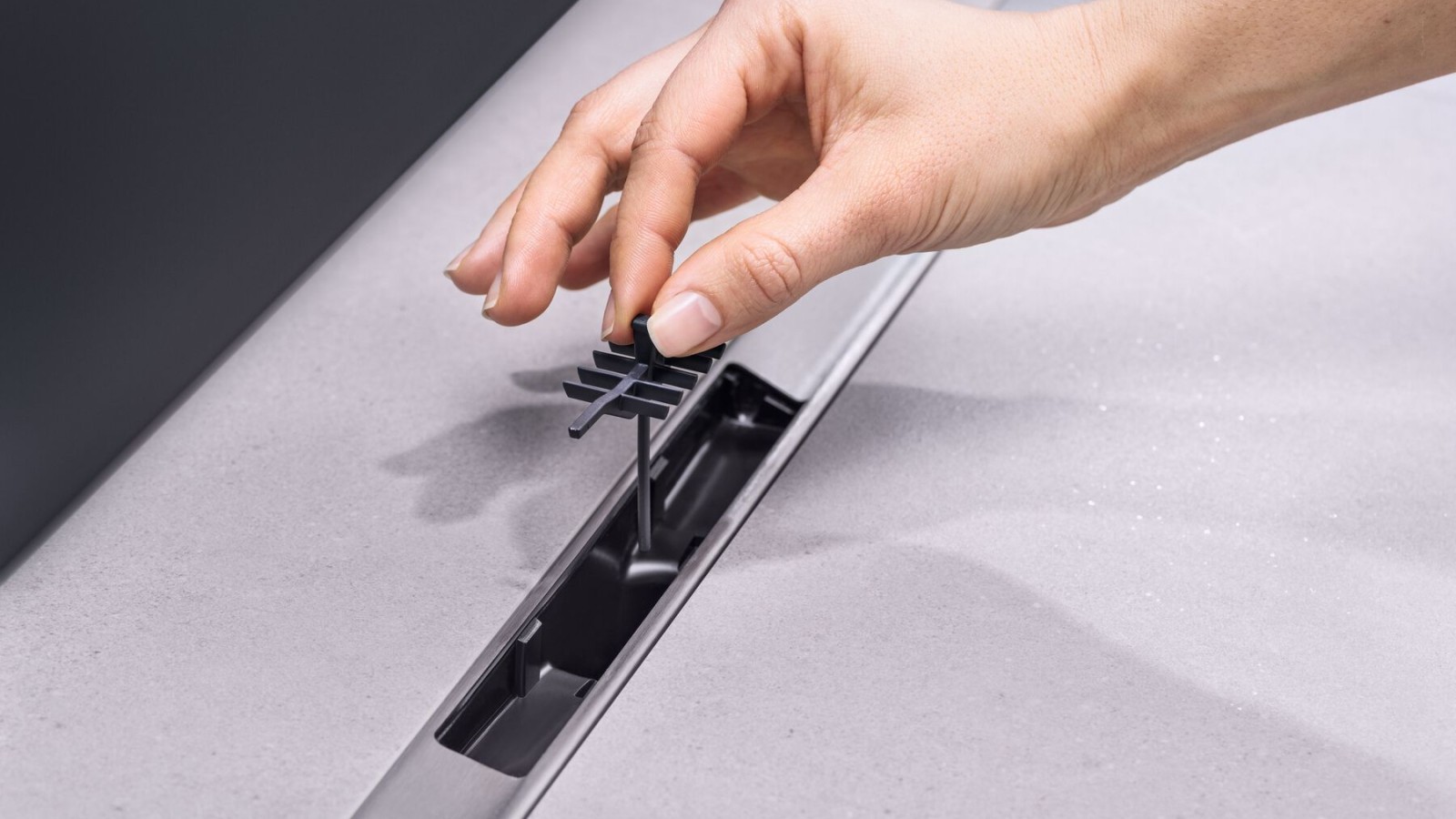 Fésűs szűrő a Geberit CleanLine50 zuhanyfolyókában Fésűs szűrő a Geberit CleanLine50 zuhanyfolyókában