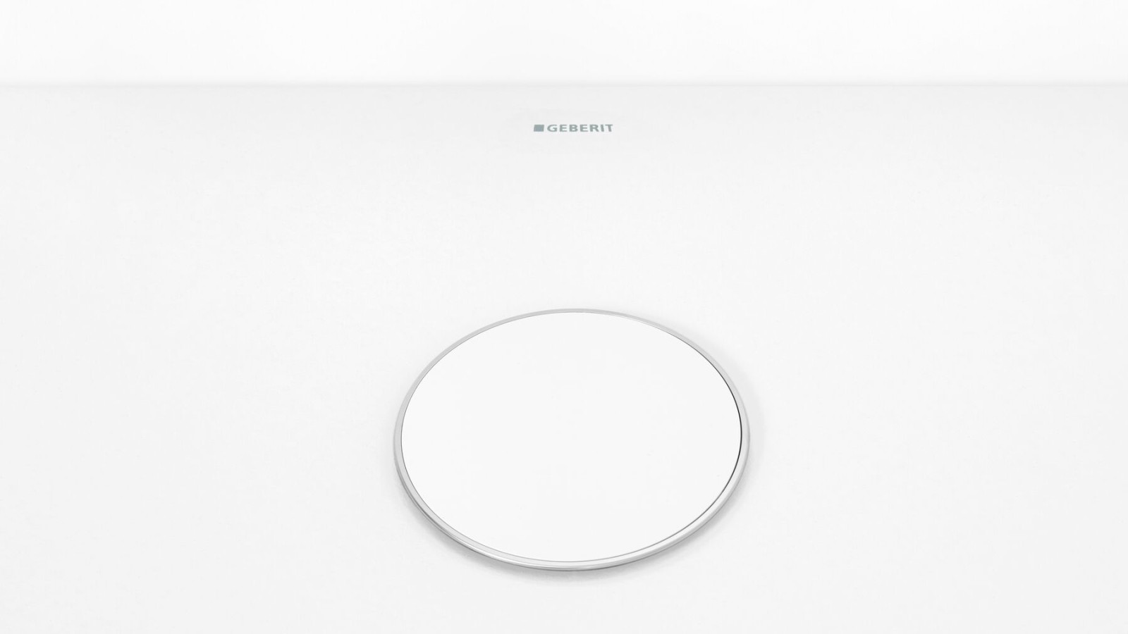 Fehér lefolyófedél diszkrét krómozott peremmel Fehér lefolyófedél diszkrét krómozott peremmel