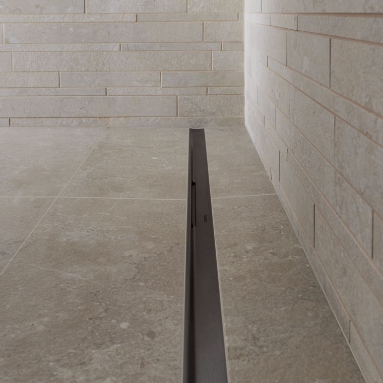 A víz elegáns rozsdamentes acélprofilon keresztül folyik el. A víz elegáns rozsdamentes acélprofilon keresztül folyik el.