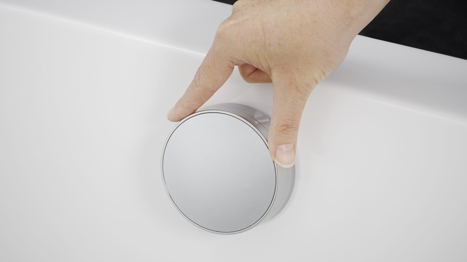 Fürdőkádlefolyó elforgatható fogantyúval