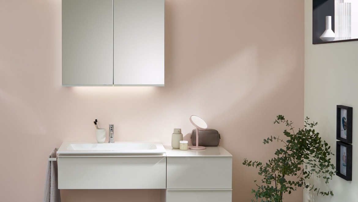 iCon fürdőszobai termékcsalád Option Plus tükrös szekrénnyel (© Geberit)
