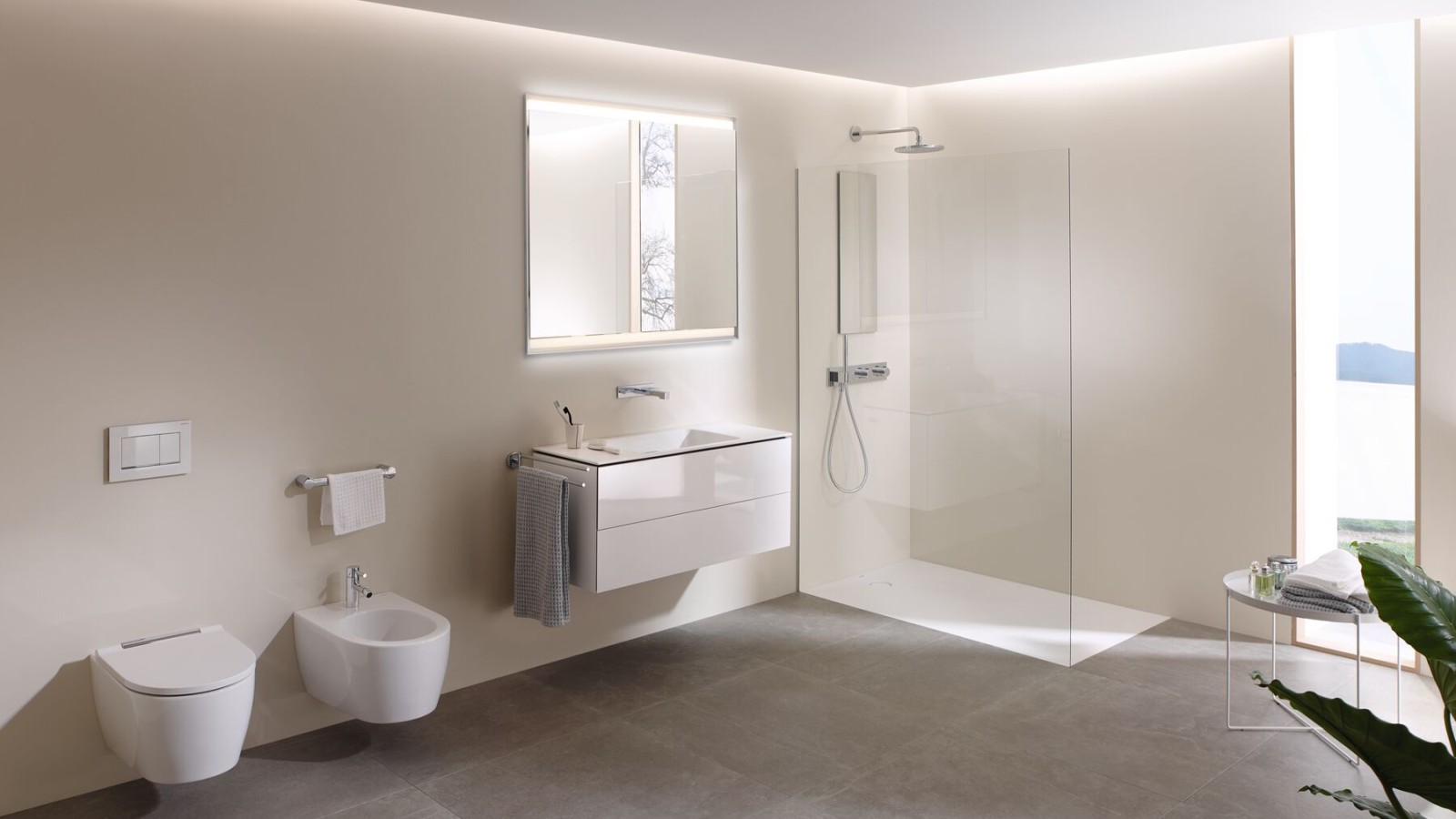 Nagy fürdőszoba Geberit AquaClean Mera higiéniai berendezéssel, fürdőszobabútorokkal és szaniterkerámiákkal (© Geberit) Nagy fürdőszoba Geberit AquaClean Mera higiéniai berendezéssel, fürdőszobabútorokkal és szaniterkerámiákkal (© Geberit)