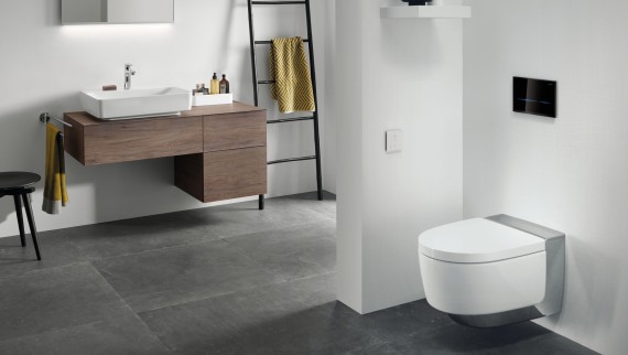 Érintésmentes WC-öblítés Geberit Sigma80 működtetőlap és Geberit AquaClean Mera higiéniai berendezés használata esetén