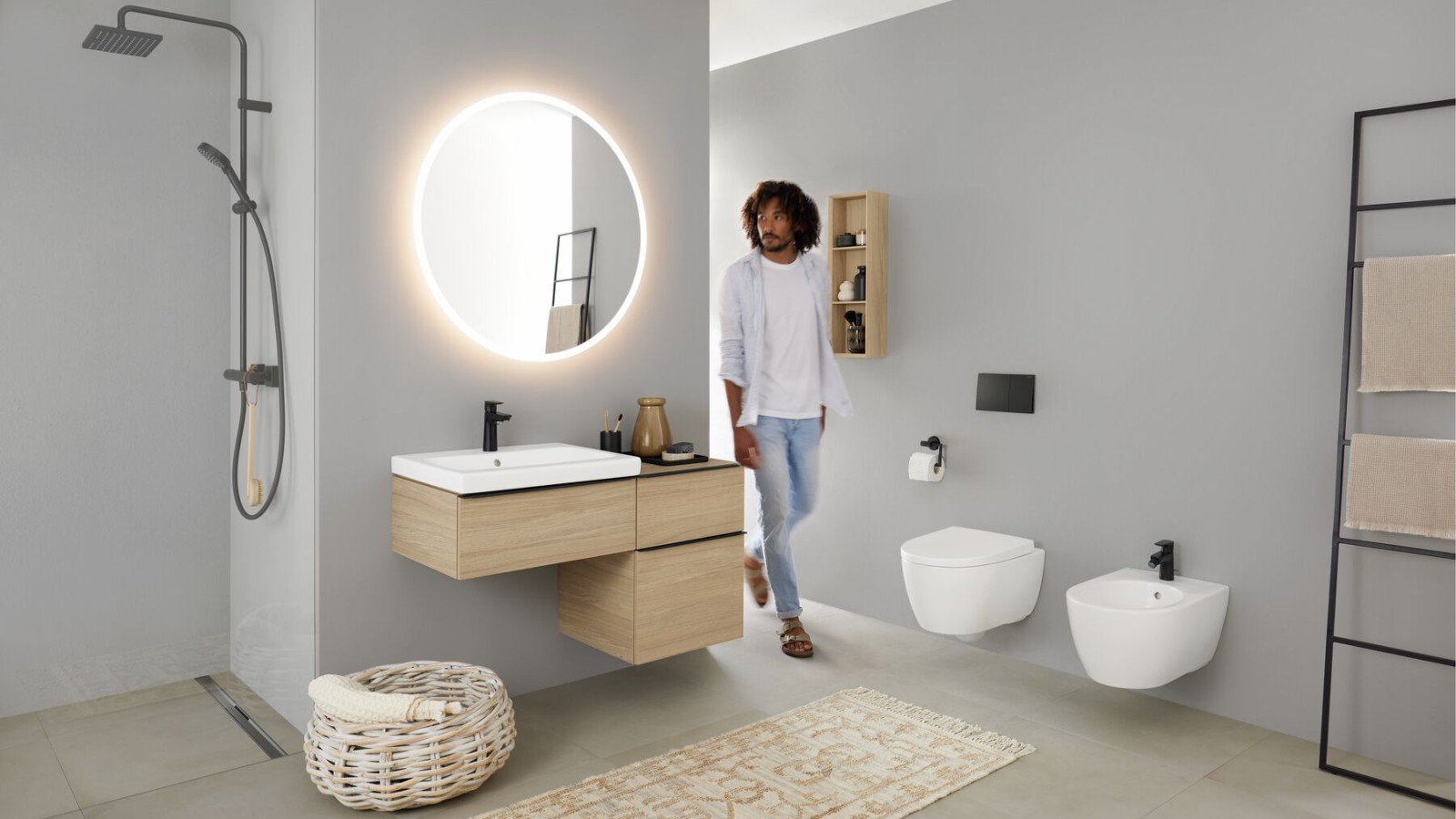 Fürdőszoba kialakított zuhanytérrel