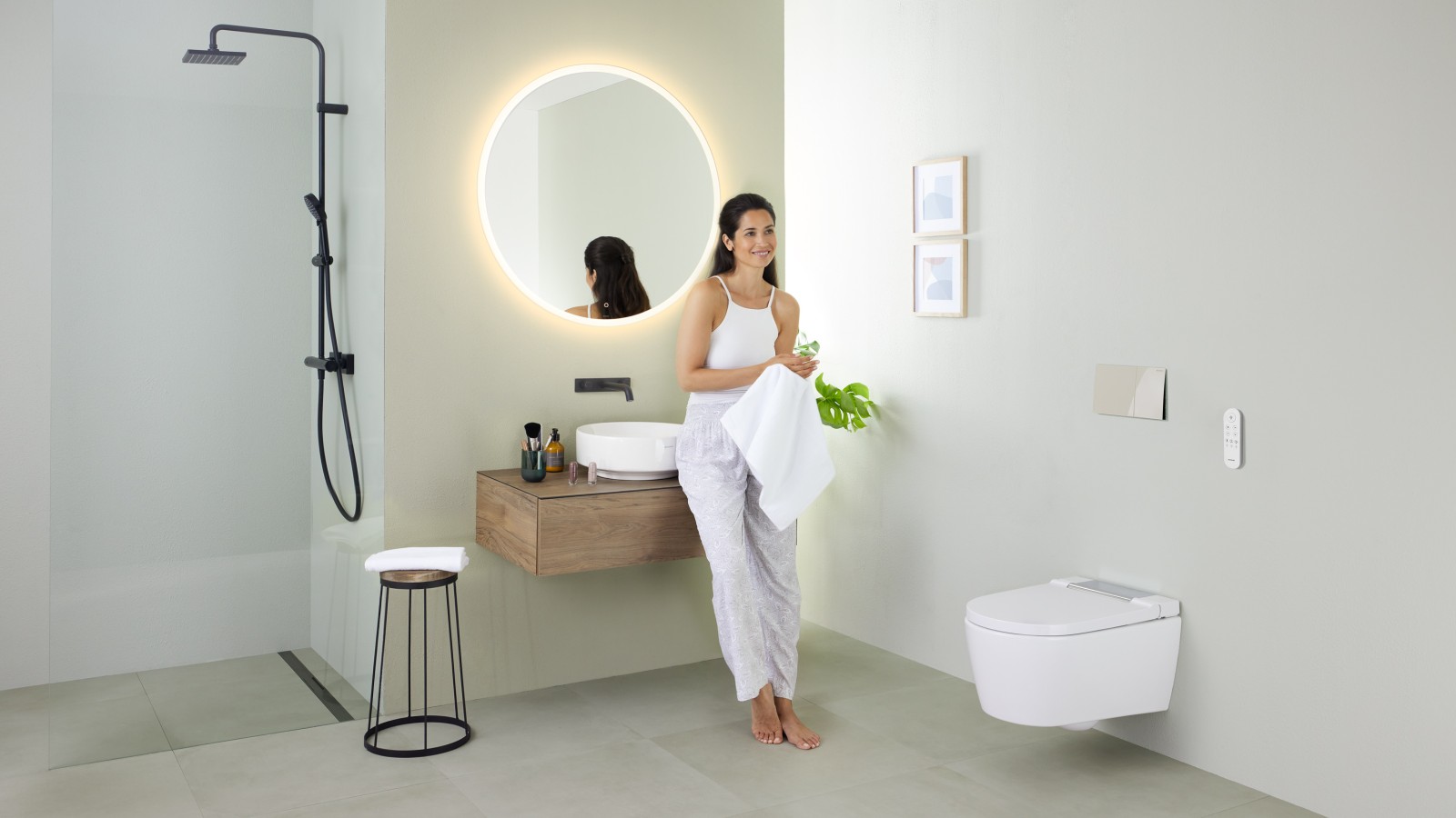 Nő a fürdőszobában Geberit AquaClean Sela-val Nő a fürdőszobában Geberit AquaClean Sela-val