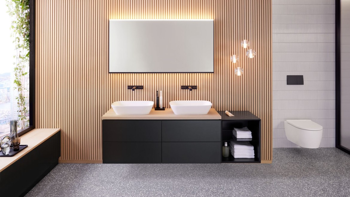 Geberit ONE fürdőszobai termékcsalád, 135 cm-es, matt fekete színű Geberit Option Plus Square tükörrel (© Geberit)