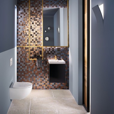 Egy modern vendég-WC Acanto WC-vel és Acanto mosdóval egy mozaikfal előtt