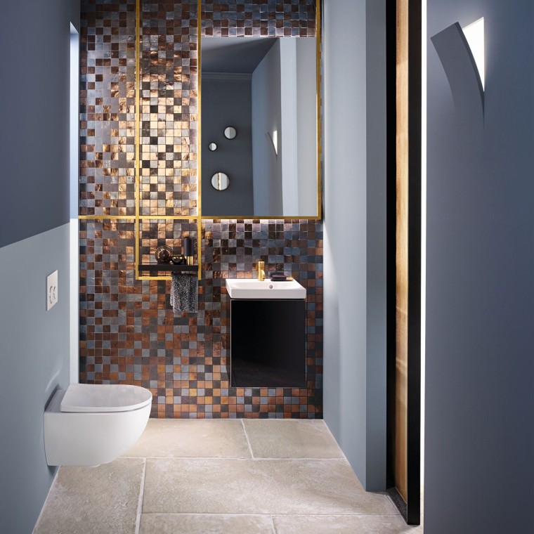 Egy modern vendég-WC Acanto WC-vel és Acanto mosdóval egy mozaikfal előtt Egy modern vendég-WC Acanto WC-vel és Acanto mosdóval egy mozaikfal előtt
