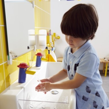 Játékos kézmosás a Geberit Bambini mosdó segítségével