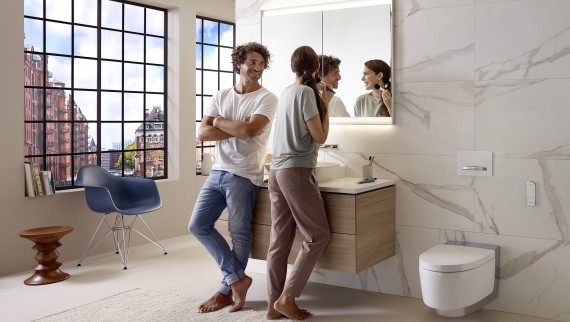 Akár reggel, akár este: a Geberit ComfortLight világítású tükre mindig ideális, tökéletes fényviszonyokat biztosít mindenki számára Akár reggel, akár este: a Geberit ComfortLight világítású tükre mindig ideális, tökéletes fényviszonyokat biztosít mindenki számára
