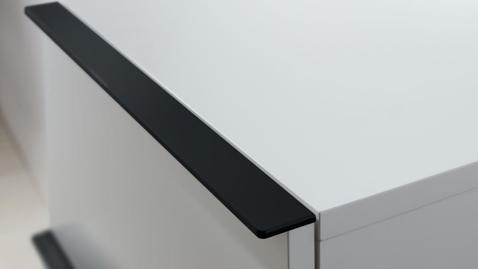 Geberit iCon fehér oldalsó kiegészítő szekrény, fekete fogantyúkkal Geberit iCon fehér oldalsó kiegészítő szekrény, fekete fogantyúkkal