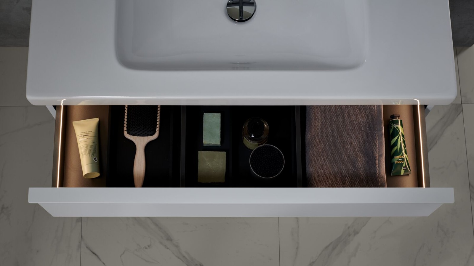 Geberit iCon nyitott fiók fénylécekkel Geberit iCon nyitott fiók fénylécekkel