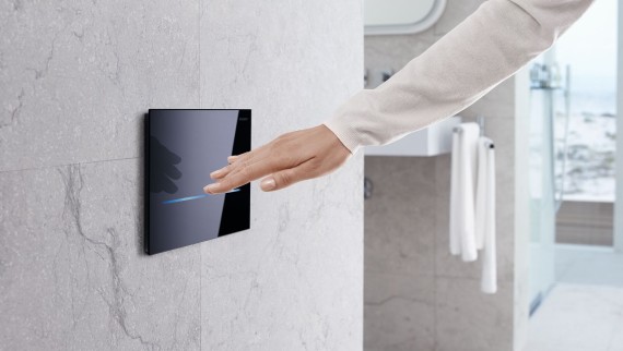 Érintésmentes vagy automatikus WC-öblítés a Geberit Sigma80 szögletes működtetőlappal
