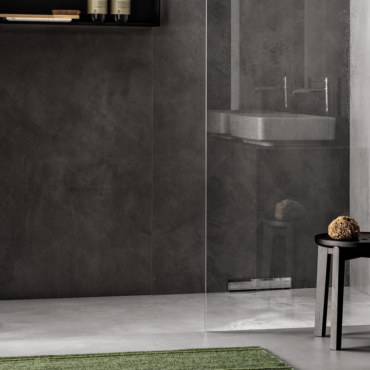 Padlóba süllyesztett zuhanyzó falba rejtett lefolyóval