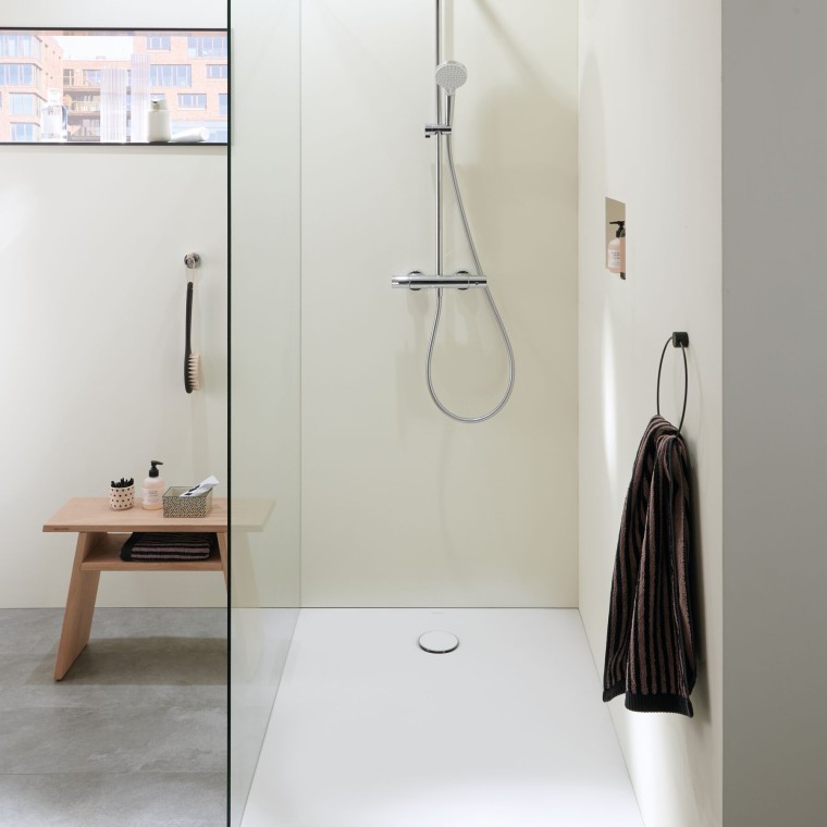 Walk-in zuhanyzó egy kis fürdőszobában Walk-in zuhanyzó egy kis fürdőszobában