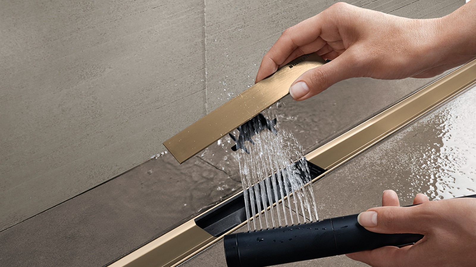 Egy nő kiveszi és megtisztítja a Geberit CleanLine zuhanyfolyóka fésűs szűrőjét (© Geberit) Egy nő kiveszi és megtisztítja a Geberit CleanLine zuhanyfolyóka fésűs szűrőjét (© Geberit)