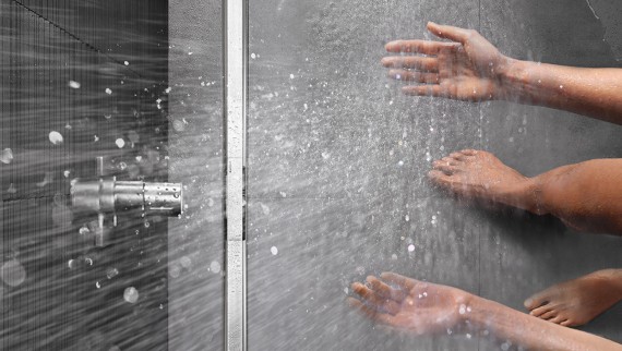 Padlóba süllyesztett CleanLine zuhanyzó használat közben Padlóba süllyesztett CleanLine zuhanyzó használat közben
