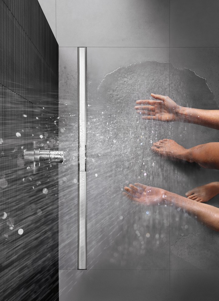 Padlóba süllyesztett CleanLine zuhanyzó használat közben (© Geberit)