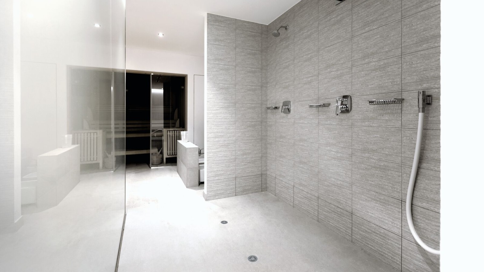 Félig nyilvános szaniterhelyiség vinilből (PVC) készült Geberit padlóösszefolyóval