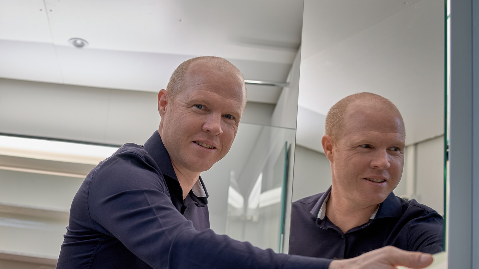 Andreas Janser világítási szakértő a Geberit központjában, a svájci Rapperswil-Jonában található világítási laboratóriumban (© Geberit)