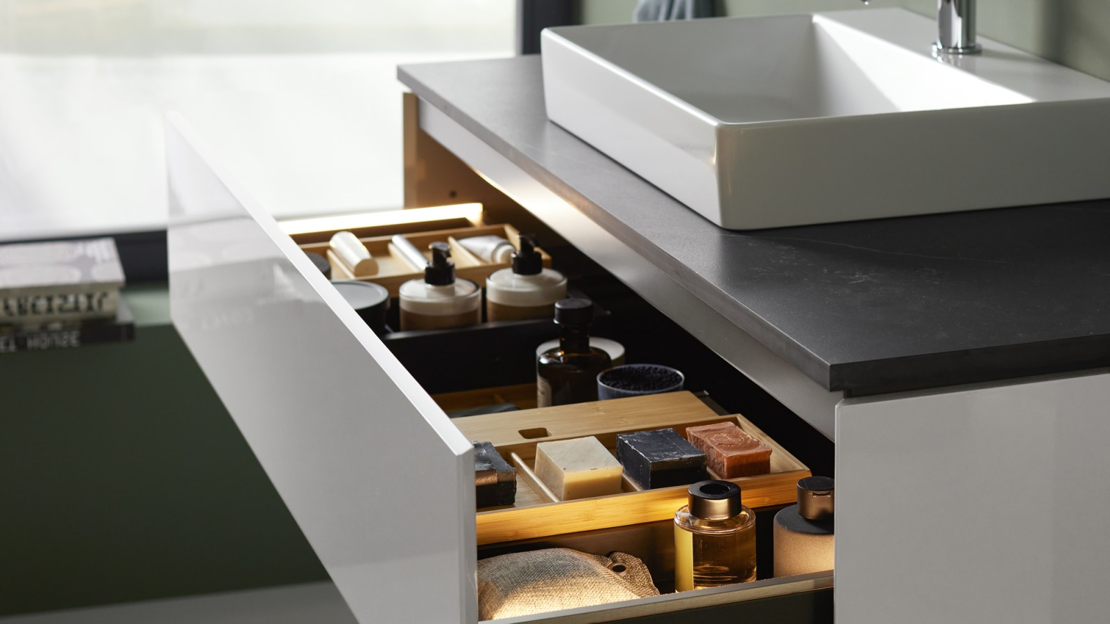 Nyitott Geberit ONE alsószekrény fogantyú nélküli fiókkal