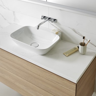 Mosdótér fehér kerámiával és fa fürdőszobabútorral (© Geberit)