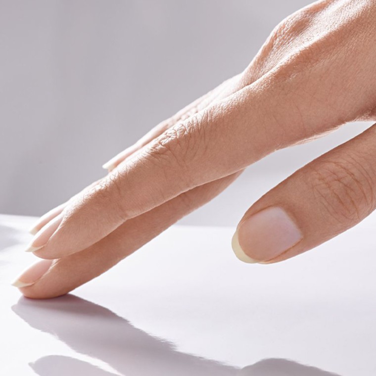 Egy kéz végigsimít a kerámián Egy kéz végigsimít a kerámián