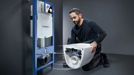 Vízvezeték-szerelő által szerelt WC-rendszer, amely Geberit Sigma falba rejtett öblítőtartályt és Geberit Acanto WC-t tartalmaz