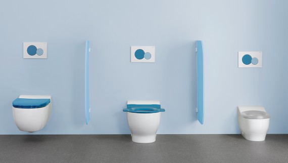 A Geberit Bambini fürdőszobai sorozatából származó WC-k színes WC-fedéllel és öblítőlemezekkel A Geberit Bambini fürdőszobai sorozatából származó WC-k színes WC-fedéllel és öblítőlemezekkel