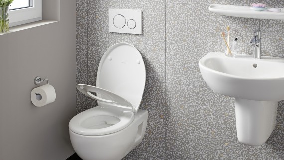 Falra szerelt WC terrazzo csempével burkolt falon Falra szerelt WC terrazzo csempével burkolt falon