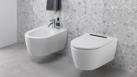 Geberit ONE bidé és AquaClean Sela higiéniai berendezés kombinációja Geberit ONE bidé és AquaClean Sela higiéniai berendezés kombinációja