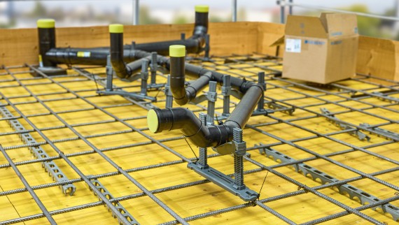 Betonba ágyazott Geberit PE bekötővezeték