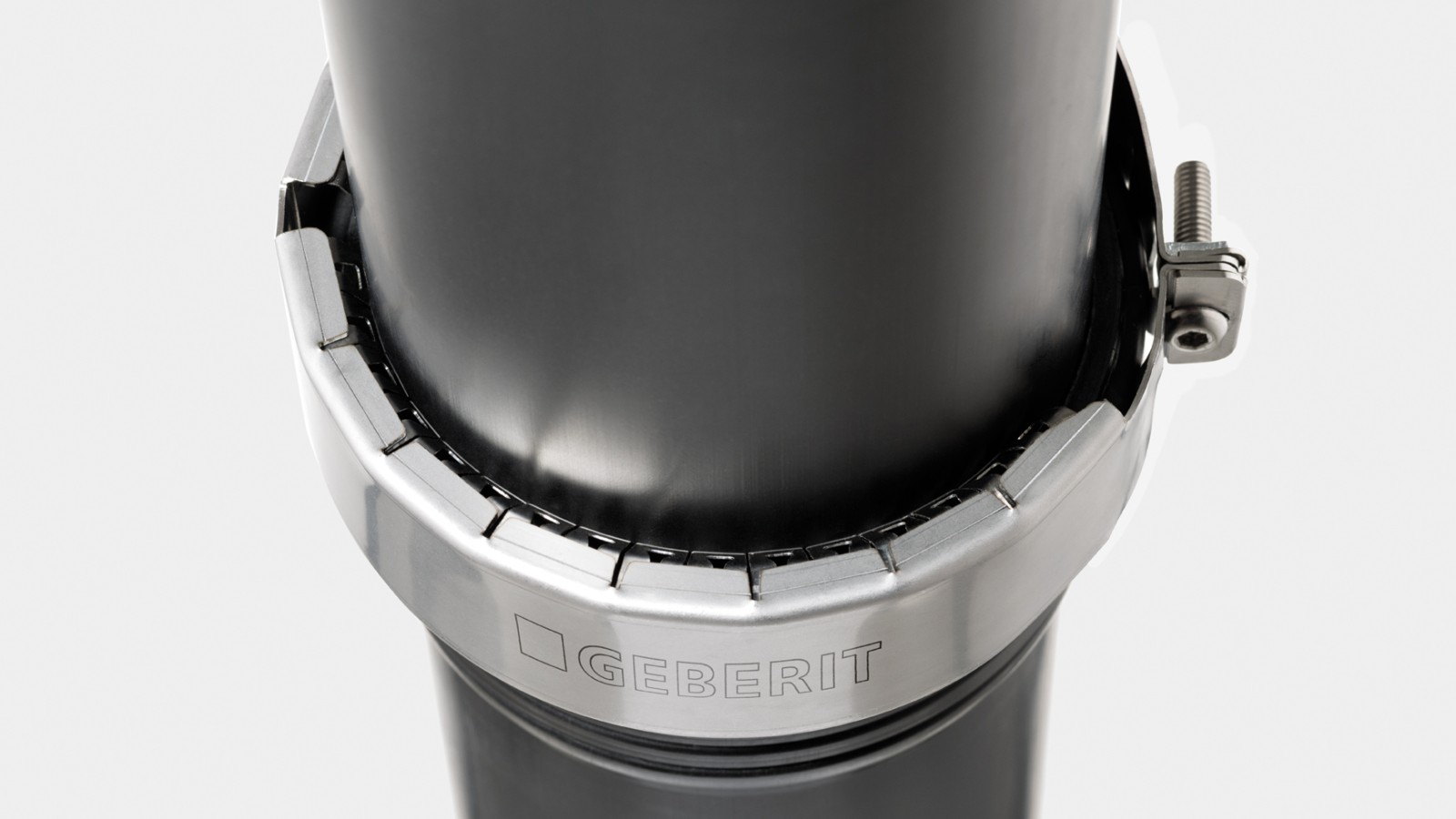 A Geberit karmos csőbilincsnek köszönhetően a Silent-PP rendszer alkalmas tetővíztelenítésre A Geberit karmos csőbilincsnek köszönhetően a Silent-PP rendszer alkalmas tetővíztelenítésre