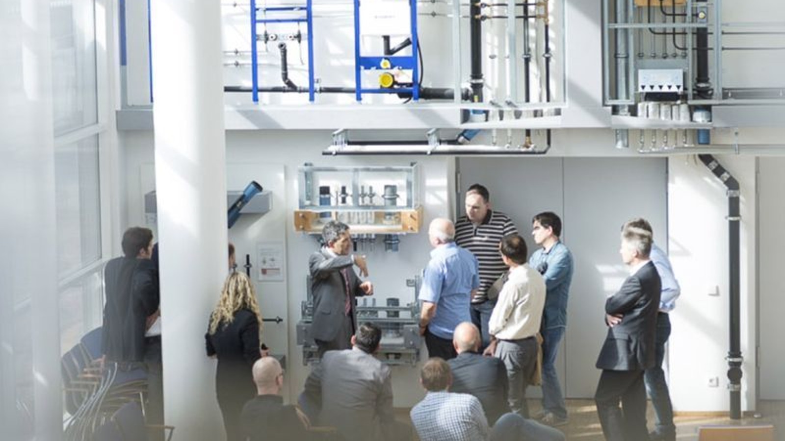 A Geberit munkatársa oktatást tart