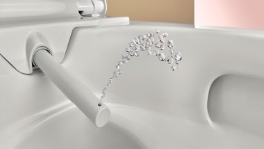 WC tisztító funkcióval: A Geberit AquaClean Alba higiéniai berendezés zuhanysugara WC tisztító funkcióval: A Geberit AquaClean Alba higiéniai berendezés zuhanysugara