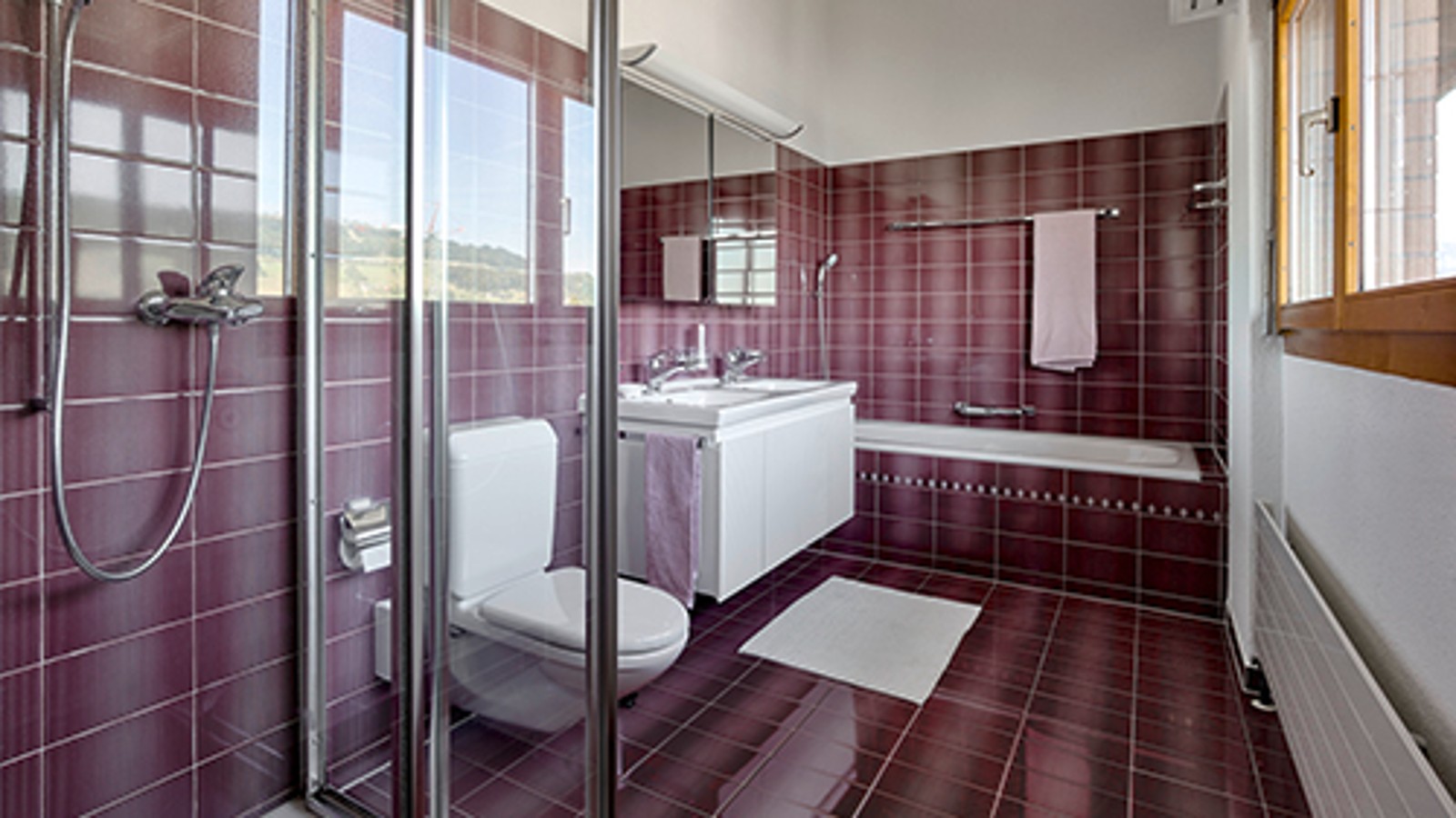 Felújítás előtti fürdőszoba piros csempével