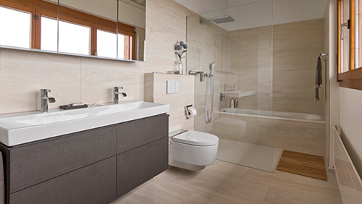Felújítás után fürdőszoba Geberit AquaClean zuhany WC-vel Felújítás után fürdőszoba Geberit AquaClean zuhany WC-vel