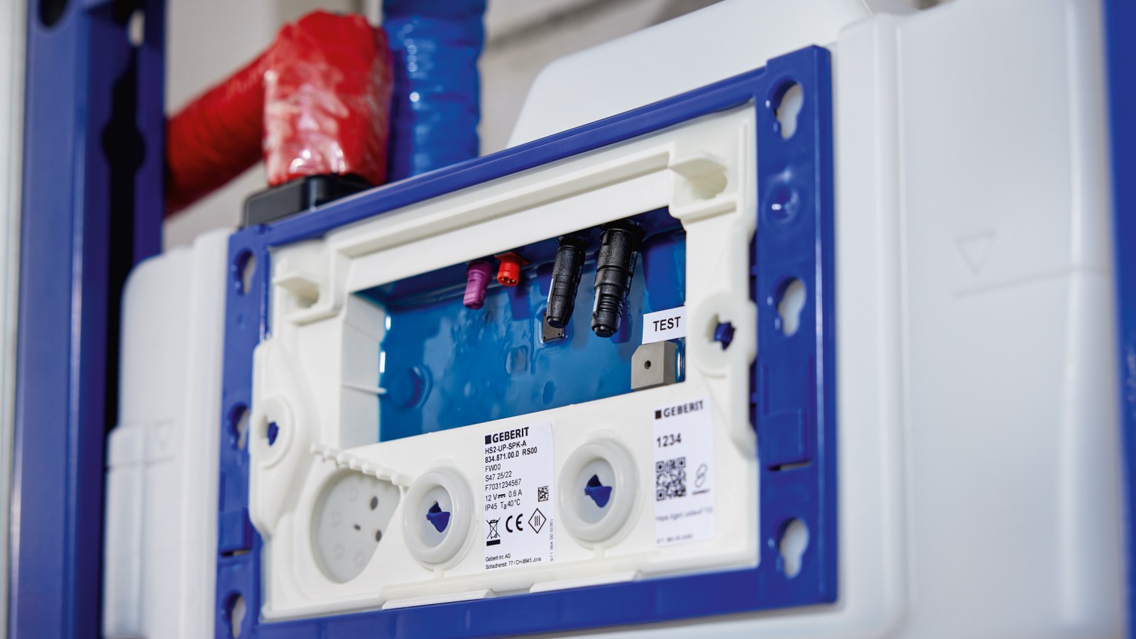 A falba rejtett öblítőtartályban lévő Geberit HS30 higiéniai öblítőberendezés vezérlése A falba rejtett öblítőtartályban lévő Geberit HS30 higiéniai öblítőberendezés vezérlése