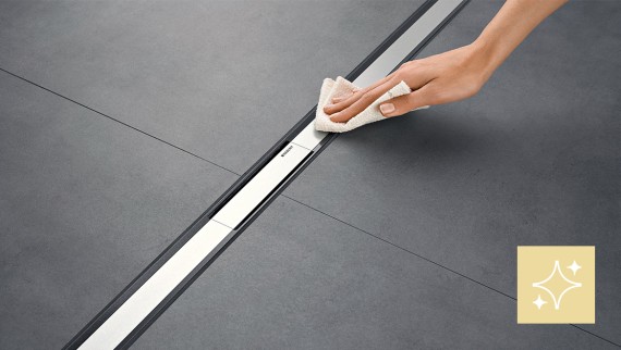 Egy nő tisztítja a Geberit CleanLine zuhanyfolyókát Egy nő tisztítja a Geberit CleanLine zuhanyfolyókát