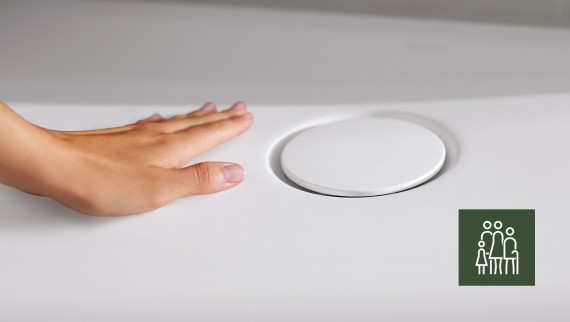 Egy kéz megsimítja a padlóba süllyesztett CleanFloor30 zuhanyfelületet