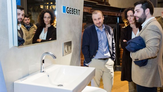 Emberek egy Geberit bemutatóteremben Emberek egy Geberit bemutatóteremben