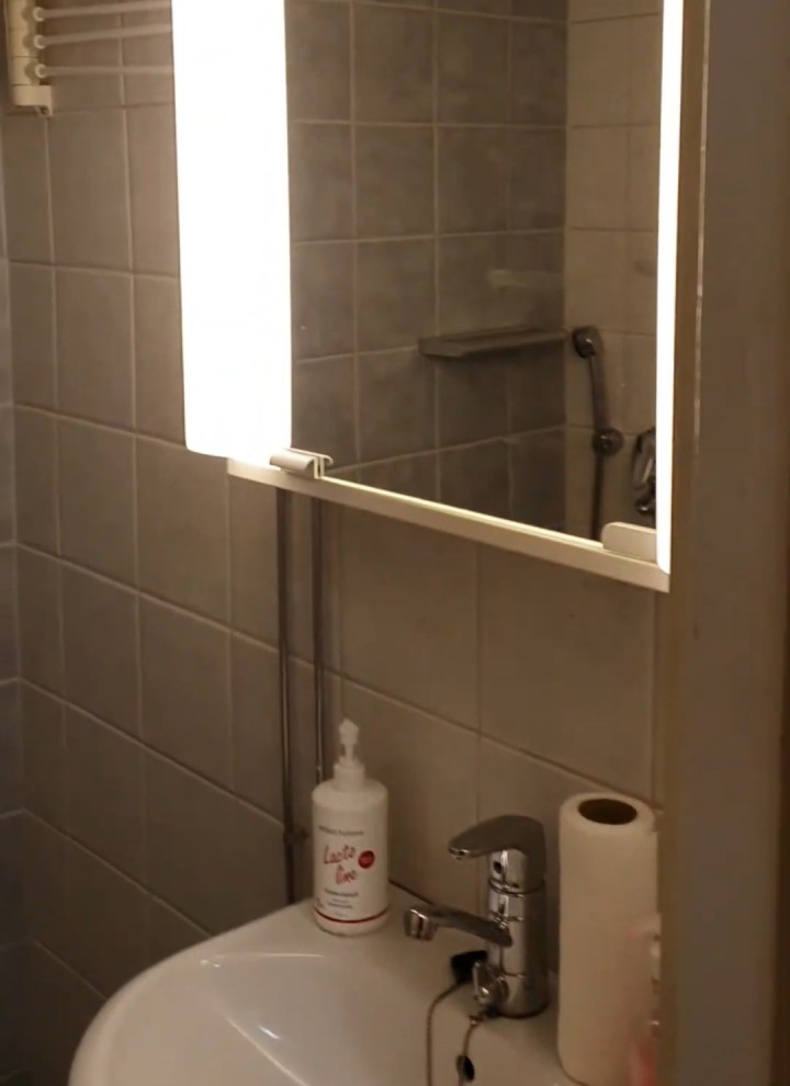 A kis fürdőszoba felújítás előtt tükrös szekrénnyel és mosdóval (© Meja Hynynen) 