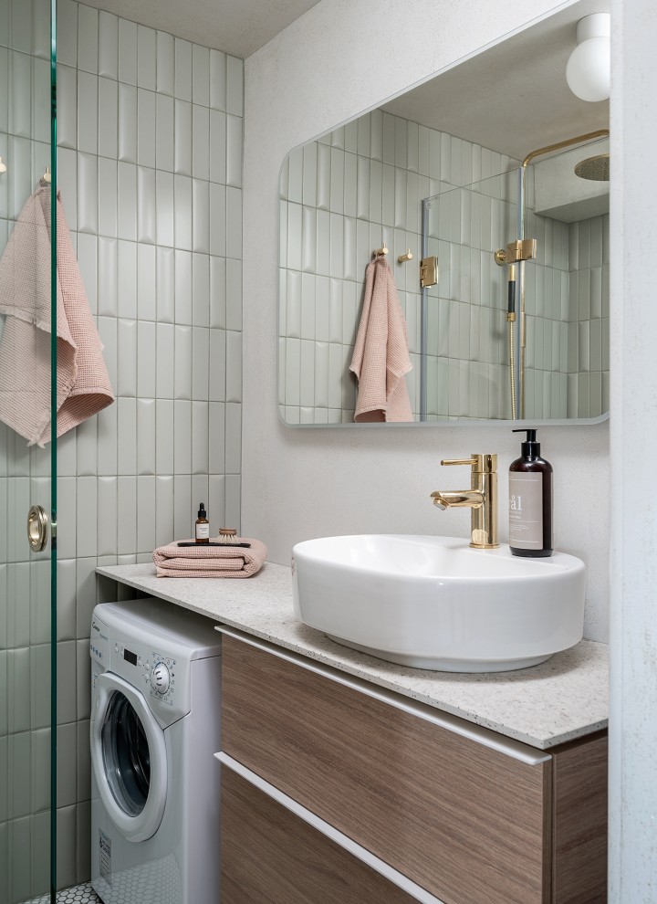 A kis fürdőszoba felújítás után a VariForm fürdőszobai termékcsalád ovális mosdójával és tölgyfa hatású bútorokkal (© Meja Hynynen)