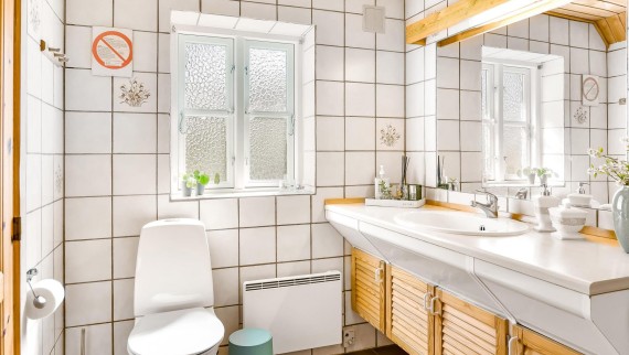 Az eredeti fürdőszoba álló WC-vel, fehér csempével és fából készült fürdőszobabútorokkal (© @triner2 és @strandparken3) Az eredeti fürdőszoba álló WC-vel, fehér csempével és fából készült fürdőszobabútorokkal (© @triner2 és @strandparken3)