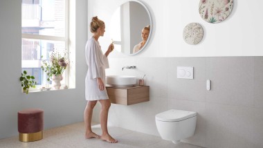 Geberit ONE fürdőszoba fehér kerámiával és fürdőszobabútorral (© Geberit)