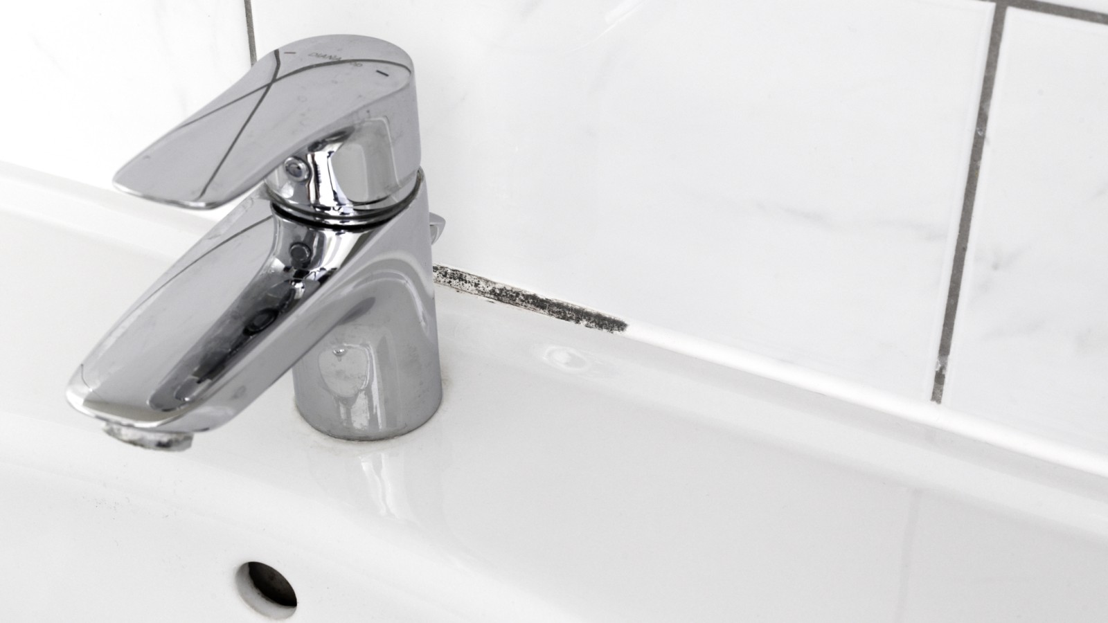 Penész a csempék fugáiban Penész a csempék fugáiban